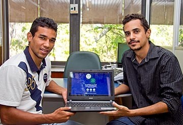 Os alunos da Universidade de Brasília Wellington Sousa e Diego André Santos, criadores do software (Foto: Júlio Minasi/UnB Agência)