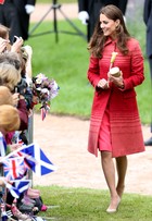 Kate Middleton aposta em look vermelho durante visita à Escócia