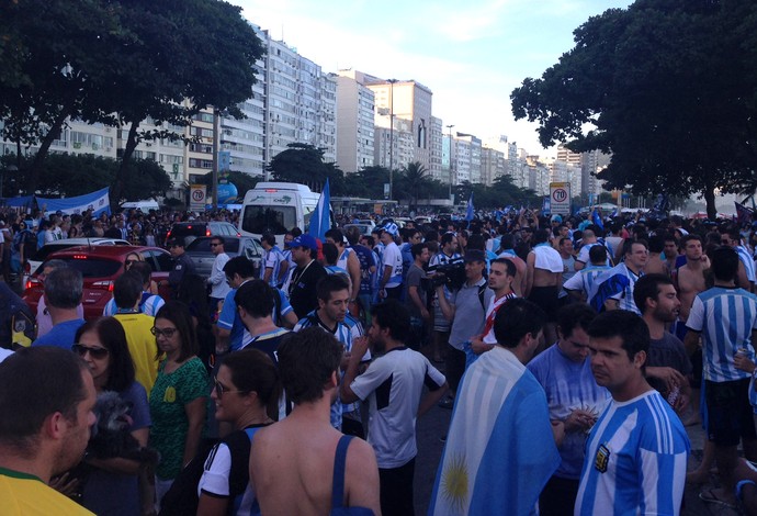Torcedores bandeiraço Argentina (Foto: Vicente Seda)