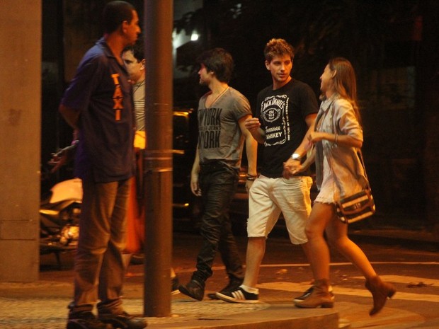 Guilherme Leicam com amigos na Zona Sul do Rio (Foto: Rodrigo dos Anjos/ Ag. News)