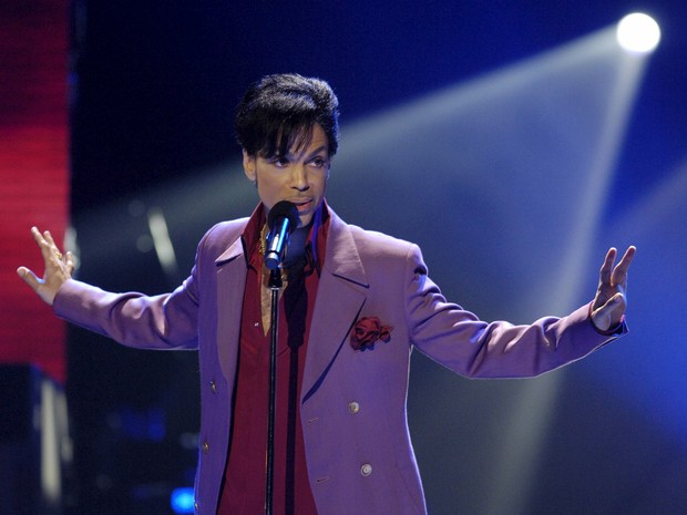 Cantor Prince canta em edição do 'American Idol' em 2006 (Foto: REUTERS/Chris Pizzello/Files)