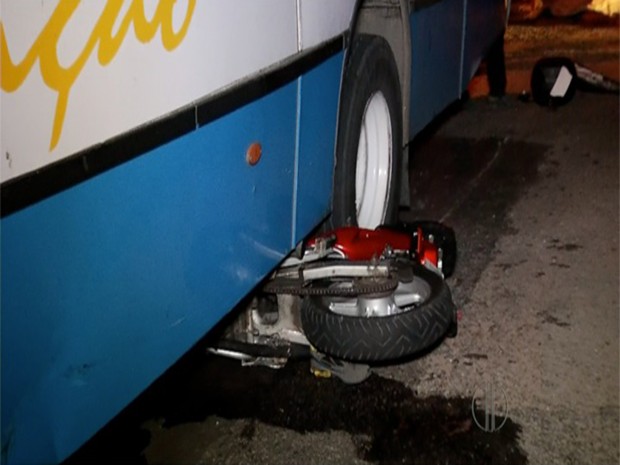 Moto ficou presa embaixo do ônibus após a colisão (Foto: Reprodução/Inter TV Cabugi)