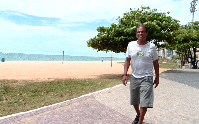 Geovani Silva caminha pela orla da Praia da Costa, em Vila Velha (Foto: Reprodução/TV Gazeta) Geovani Silva caminha pela orla da Praia da Costa, em Vila Velha (Foto: Reprodução/TV Gazeta)