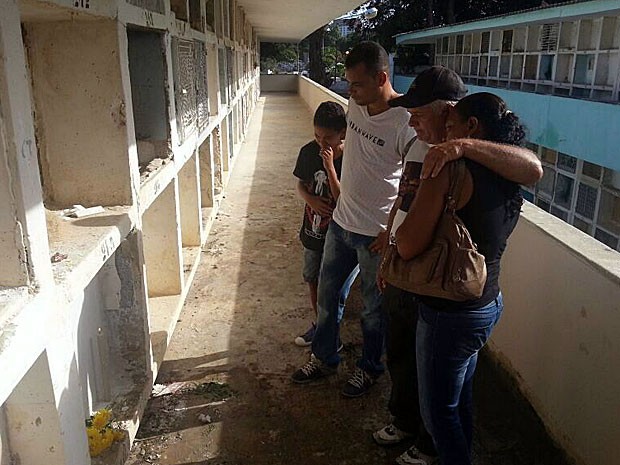 Pai de Paulo Ricardo acende vela no local onde corpo do filho foi enterrado (Foto: Katherine Coutinho / G1) Pai de Paulo Ricardo acende vela no local onde corpo do filho foi enterrado (Foto: Katherine Coutinho / G1)