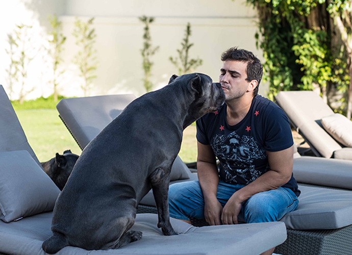 Momento íntimidade! Apresentador ganha um beijo da sua cachorra (Foto: Tv Globo/Gshow)