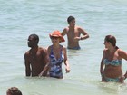 Acompanhada do marido, Christine Fernandes vai à praia no Rio de Janeiro