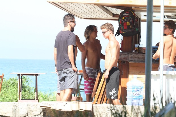 Ivan Mendes curte praia com amigos (Foto: Henrique Oliveira / FotoRioNews)