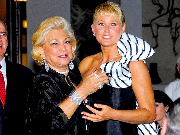 Encontro de musas: Hebe e Xuxa em 2009, durante evento que arrecadou fundos para a fundação da apresentadora infantil (Foto: AgNews)