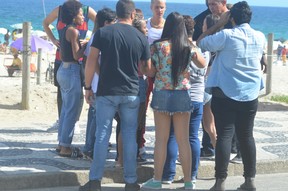 Justin Bieber e assédiado em Praia de Ipanema no Rio de Janeiro (Foto: Webert Belicio / Divulgação )