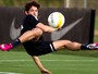 Em primeiro treino com bola no Timão, Pato se arrisca até em voleio