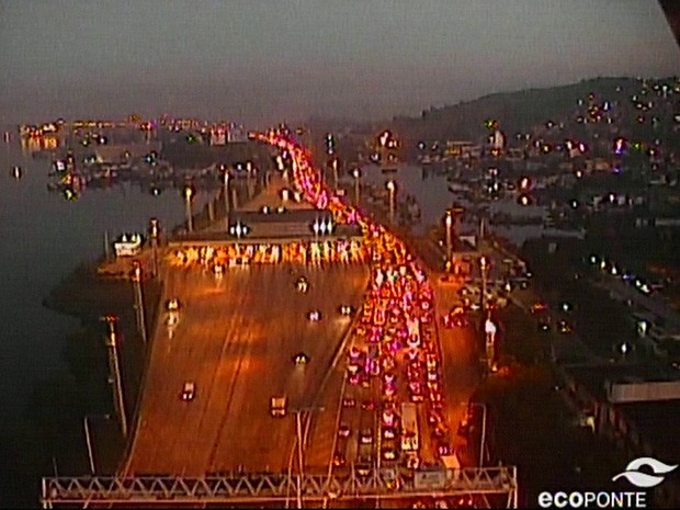 Motoristas enfrentavam lentidão na Ponte Rio-Niterói na manhã desta quinta-feira (Foto: Reprodução/TV Globo) Motoristas enfrentavam lentidão na Ponte Rio-Niterói na manhã desta quinta-feira (Foto: Reprodução/TV Globo)