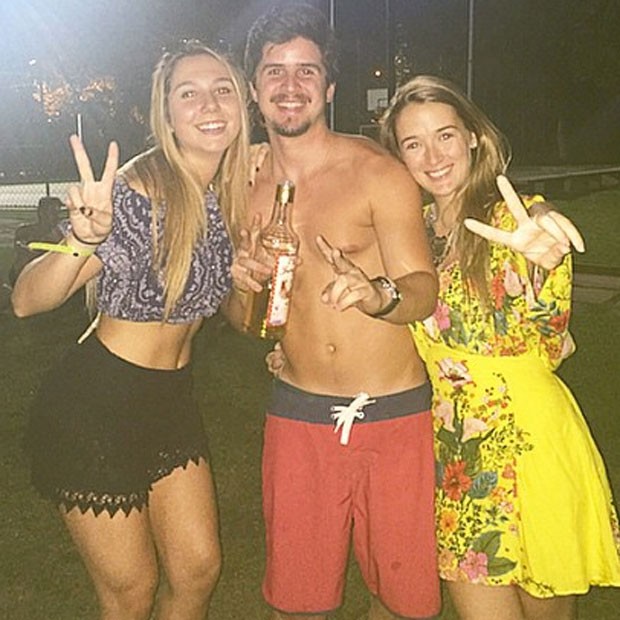 Carolina Portaluppi com amigos em churrasco no Rio (Foto: Instagram/ Reprodução)