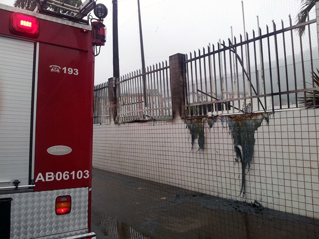 Fogo atinge banheiros químicos em CT do Santos (Foto: Lincoln Chaves/G1)