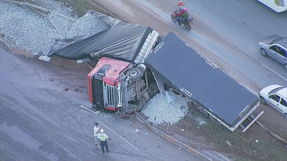 Caminhão carregado de brita tombado na via Estrutural, no DF (Foto: TV Globo/Reprodução)