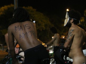 Grupo faz &quot;Pedalada pelada&quot;, em Porto Alegre (Foto: Carolina Marquis/G1)