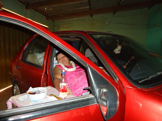Mulher espera há 18 meses por cirurgia em Araraquara (SP) e dorme em carro para aliviar dor (Foto: Antonio Marquez/Tribuna Impressa)