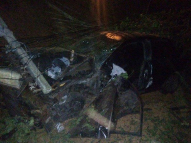 Carro colidiu com muro do Canil Municipal (Foto: Divulgação/Polícia Militar)