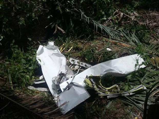 Destroços do avião que caiu em serra de Urubretama, no Ceará (Foto: Carlos Serpa/ Arquivo Pessoal)