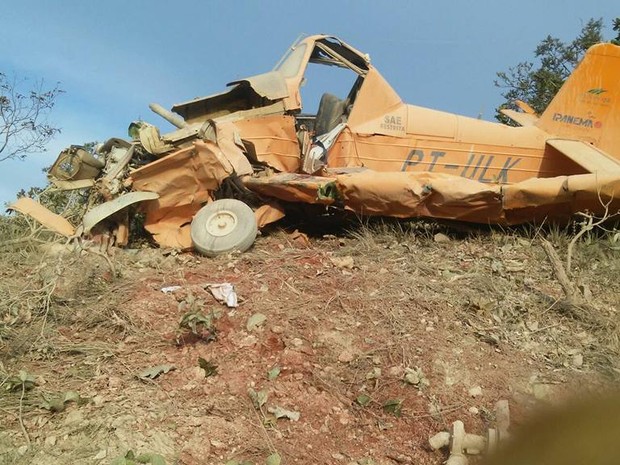 Avião agrícola caiu durante aplicação de agrotóxico e piloto morreu (Foto: Edgard Costa/ Paranatinga News)