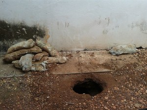 Saída do túnel feito pelos detentos da CPP de Palmas (Foto: Divulgação/PM)