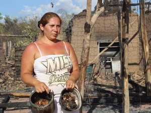 Maria do Rosário conseguiu salvar apenas duas panelas com alimento (Foto: Ellyo Teixeira/G1)
