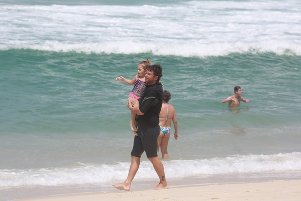Mario Frias e a família na praia (Foto: Dilson Silva/Ag News)
