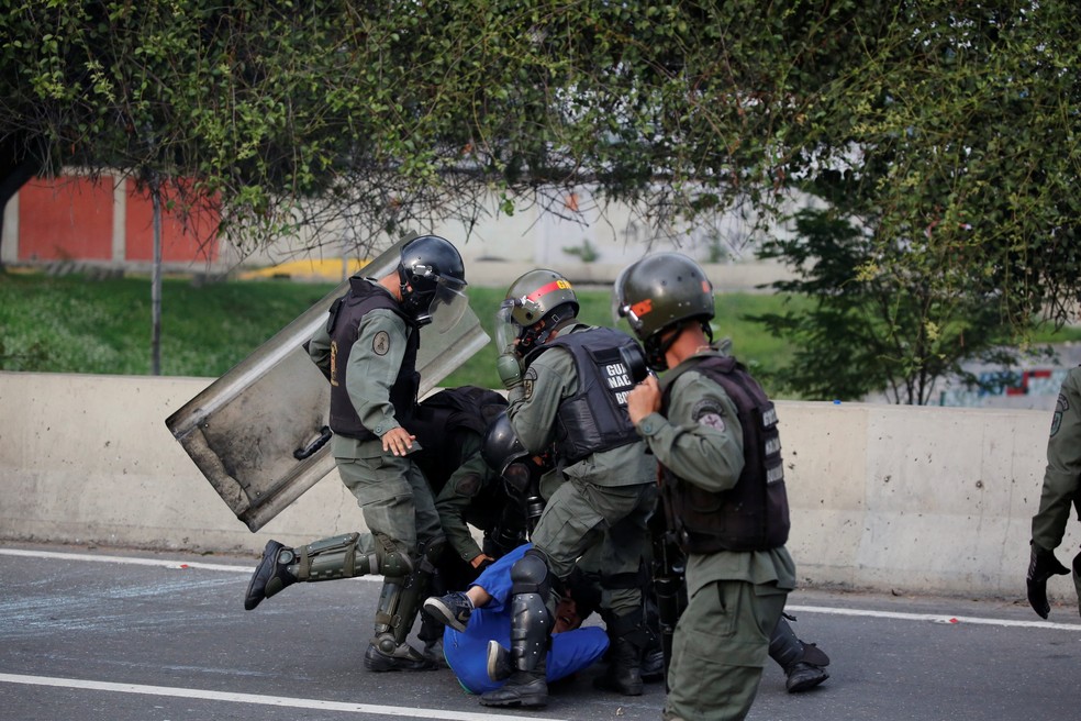 Manifestante é detido durante protesto contra Nicolás Maduro em Caracas (Foto: REUTERS/Carlos Garcia Rawlins)
