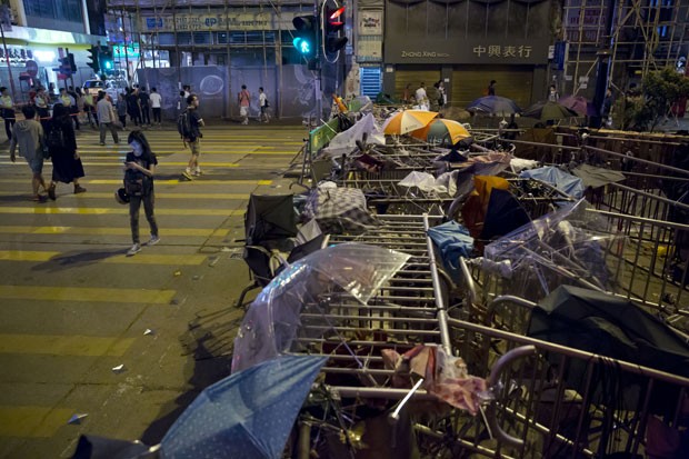 Barricada construída por manifestantes em Hong Kong para tentar deter policiais (Foto: Kin Cheung/AP)