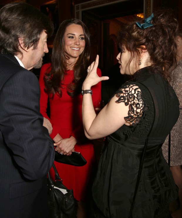 Kate Middleton em evento no Palácio de Buckingham com Helena Bonham Carter (Foto: AFP)