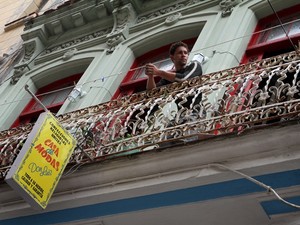 Até mesmo nas sacadas é possível perceber o crescente empreendedorismo de Cuba (Foto: Alejandro Ernesto/EFE)