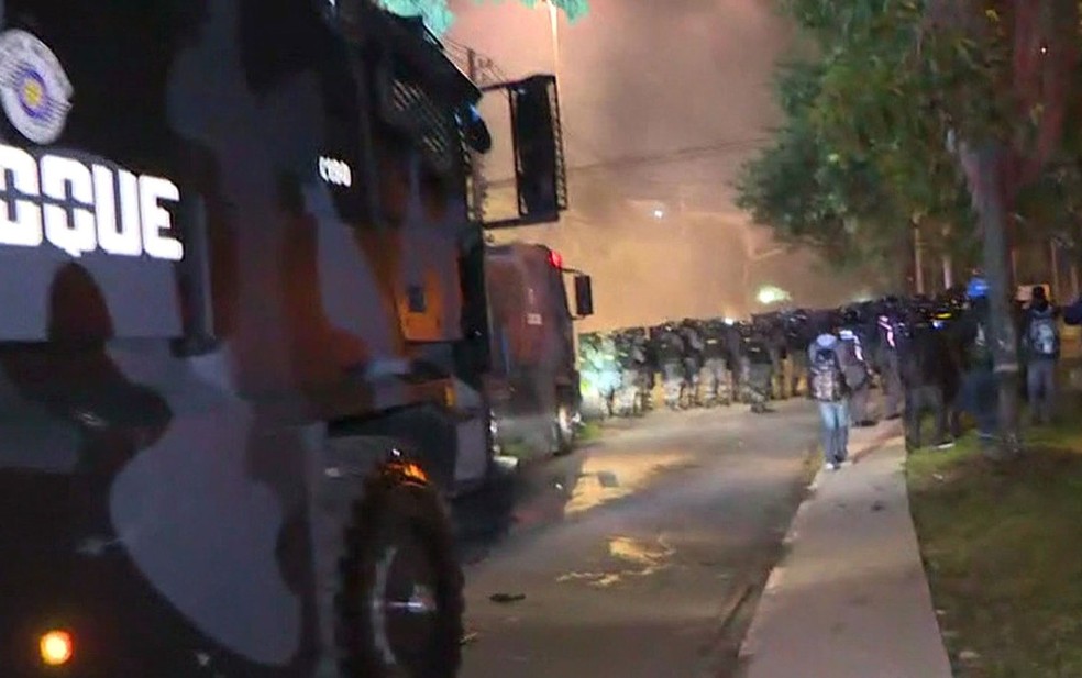 Tropa de Choque dispersa manifestantes da frente da casa de Michel Temer; presidente não está em São Paulo (Foto: Reprodução/GloboNews)