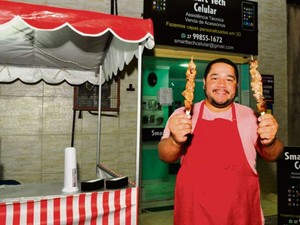 Wender Fonseca tem uma empresa de assistência técnica, mas também passou a vender churrasquinho (Foto: Fernando Madeira/ A Gazeta) Wender Fonseca tem uma empresa de assistência técnica, mas também passou a vender churrasquinho (Foto: Fernando Madeira/ A Gazeta)