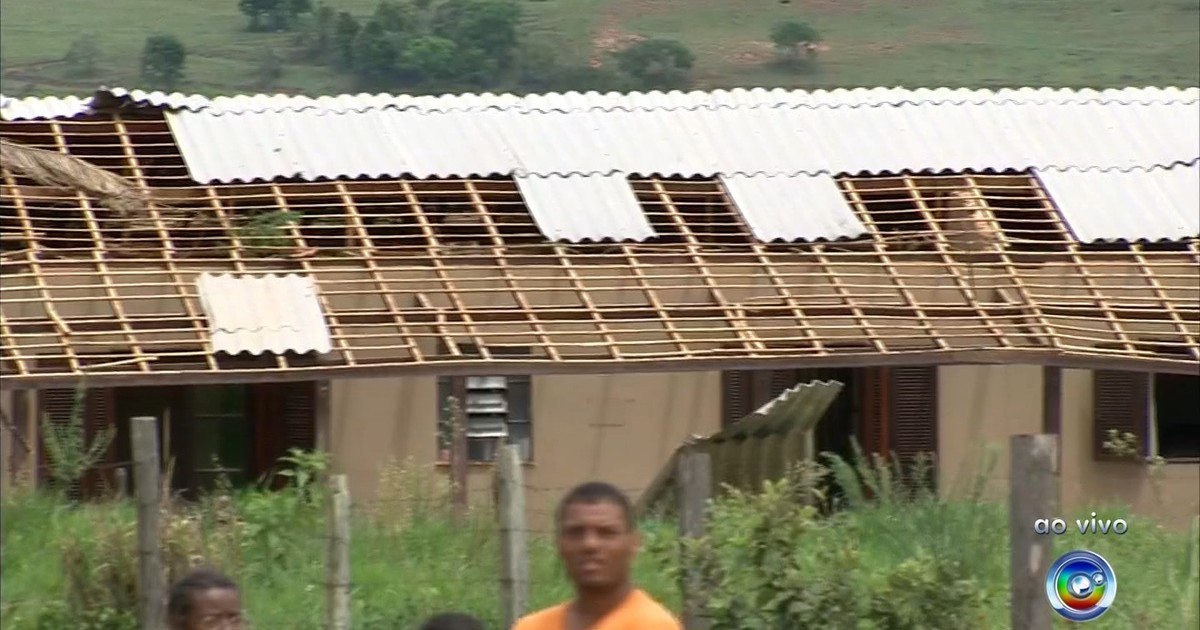 Ventania deixa mais de 80 casas destelhadas em Capela do Alto - Globo.com