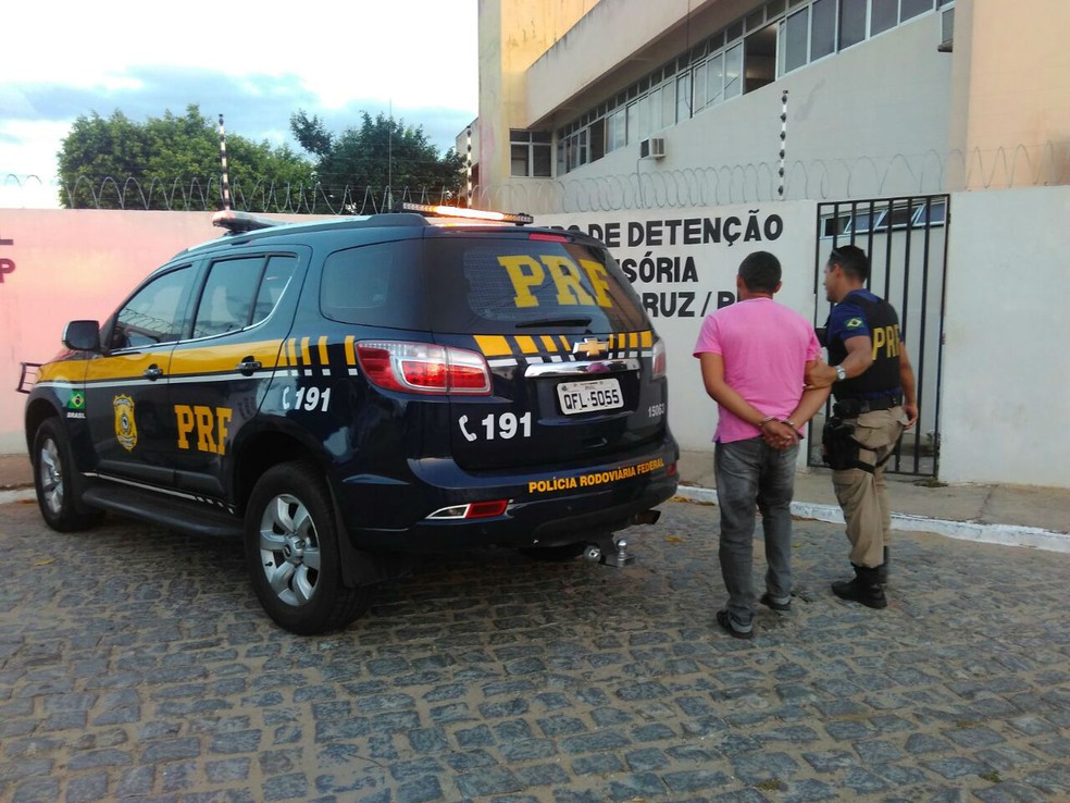 Homem foi preso durante fiscalização da PRF em Santa Cruz (Foto: Divulgação/PRF)