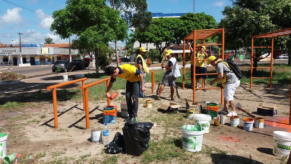 Cerca de 100 voluntários revitalizaram a praça neste sábado (1º) (Foto: Jéssica Alves/G1)