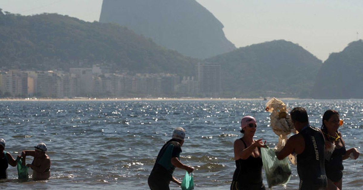 G1 Voluntários fazem mutirão de limpeza na praia de Copacabana