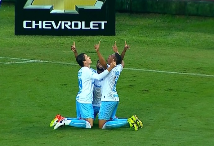 Londrina comemora gol (Foto: Reprodução/Premiere)
