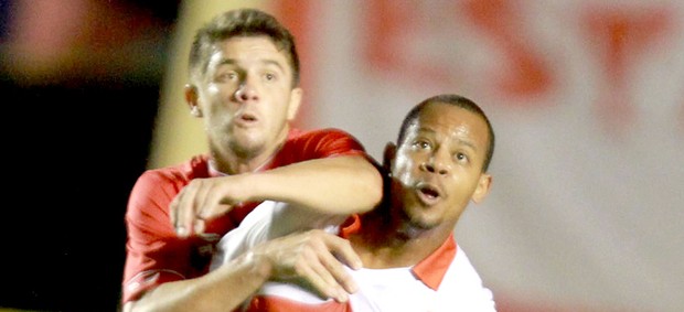  Felipe Macena e Jocilei jogo Vila Nova x Portugues (Foto: Carlos Costa / Futura Press)