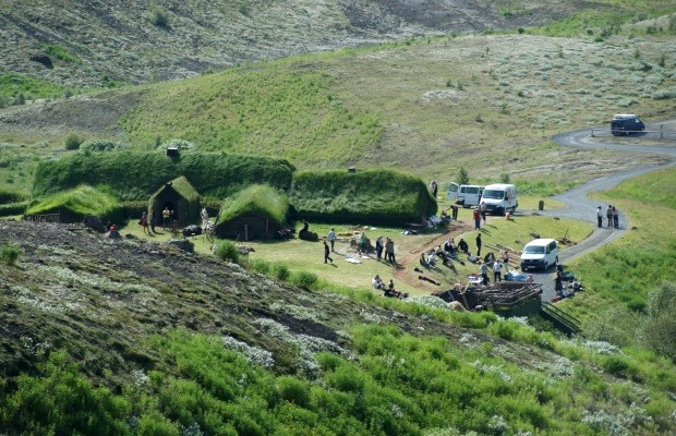 Elenco de Game of Thrones se prepara para filmar em Pjódveldisbaer.  (Foto: Elenco de Game of Thrones se prepara para filmar em Pjódveldisbaer. )