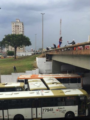 Motoristas de ônibus organizam &#39;colchão&#39; com veículos sob viaduto para evitar que mulher se mate (Foto: Polícia Militar/Divulgação)