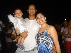 Os pais do garoto Aian, de nove meses, decidiram vesti-lo de anjo para agradecer por milagre. (Foto: Luana Laboissiere/G1)