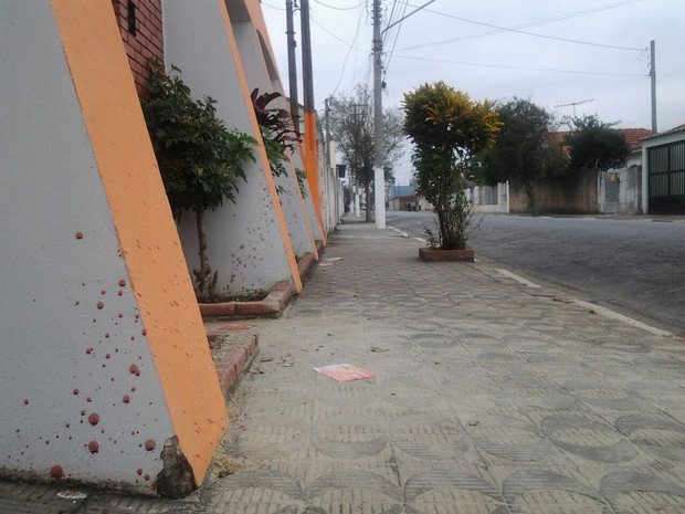 Um dos assaltantes feridos tentou fugir e deixou marcas de sangue na Rua Robeto Bianchi (Foto: Sandra Redivo / TV Diário)