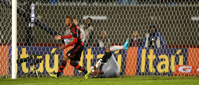 Paulinho Flamengo e santos Morumbi (Foto: Marcos Ribolli / Globoesporte.com)
