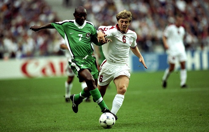 Finidi George Nigéria e Thomas Helveg Dinamarca Copa 1998 (Foto: Agência Getty Images)