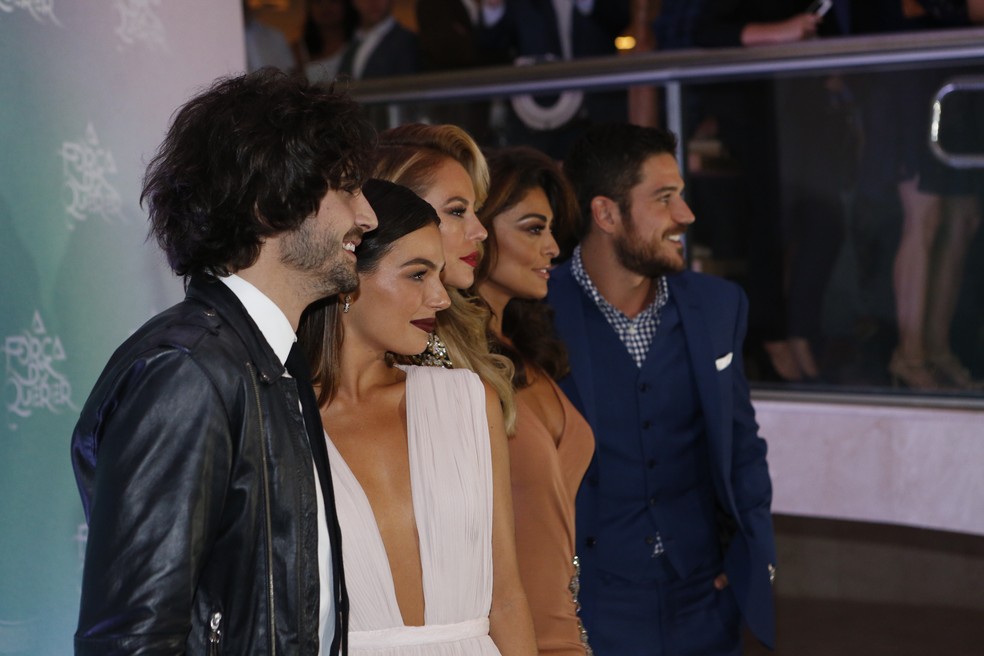 Fiuk, Isis Valverde, Paolla Oliveira, Juliana Paes e Marco Pigossi na festa de 'A Força do Querer' (Foto: Fabio Rocha/Gshow)
