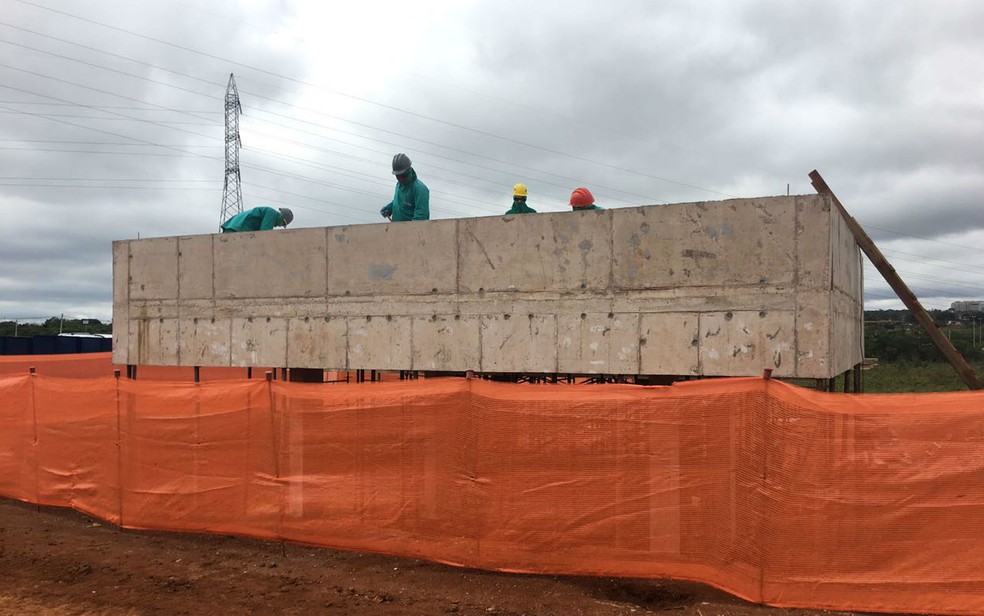 Base e fundações do tanque que vai captar água da bacia do Bananal, no Parque Nacional de Brasília, foram construídos (Foto: Luiza Garonce/G1)