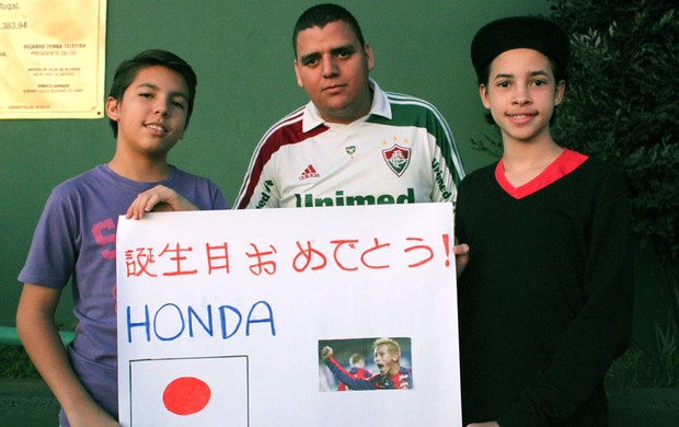 homenagem de torcedores pelo aniversário do Honda, Japão (Foto: Fabricio Marques)