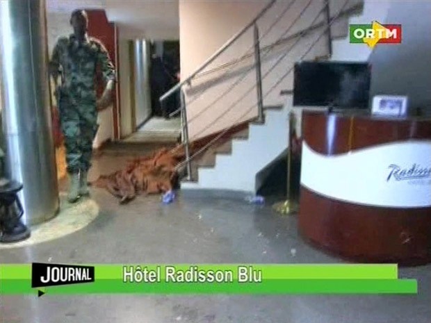 Imagens da TV ORTM, do Mali, mostra o interior do hotel Radisson, invadido por terroristas (Foto: AP/ TV ORTM)