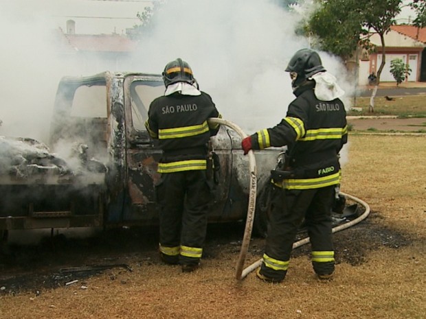 Bombeiros controlam fogo em caminhão do daerp após ataque em Ribeirão Preto, SP (Foto: Alexandre Sá/EPTV)