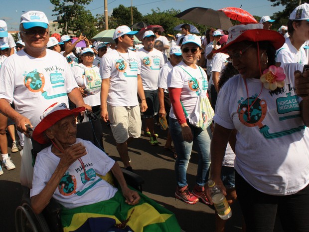 Idosa de 100 anos participa da 21ª Caminhada da Fraternidade  (Foto: Beto Marques/G1)